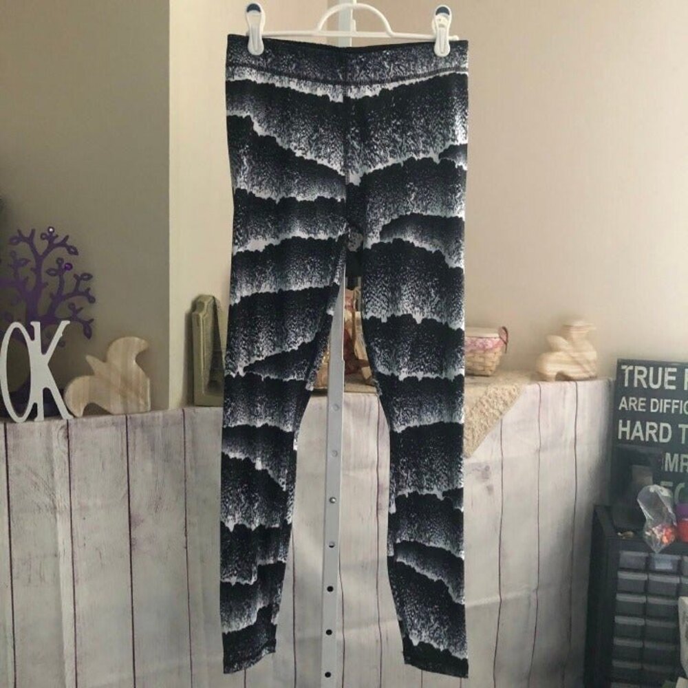 Puma sz M Black & White Spandex Workout Leggings